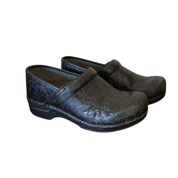 Dansko Black Embossed Clogs Woman’s Size 8.5 - Picture 1 of 15